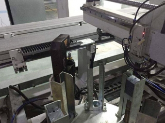 氣動(dòng)鉚接機(jī)